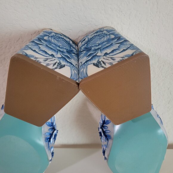 Betsy Johnson BLUE/ WHITE Size 8.5 Floral Sweet Vintage Block Heel Embroider - Picture 4 of 8